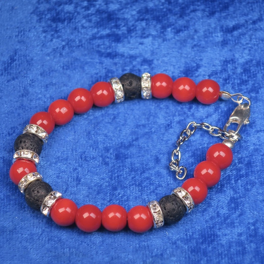 Korusetti laavakivi ja punaiset kaulahelmet, rannekoru, korvakorut. KORLA1