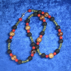 Kaulahelmet laavakivi, koralli, peridootti. Isabel1