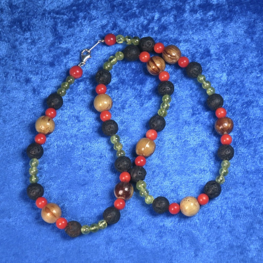 Kaulahelmet laavakivi, koralli, peridootti. Isabel1