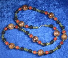 Kaulahelmet  laavakivi, koralli, peridootti. Isabel2