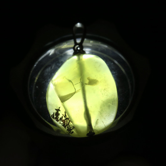 Riipus  opaali keltainen zirkonikoristein, sisällä dendriittiä. 2