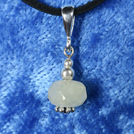 Riipus prehniitti, viistehiottu, hopeakukka, siro. B. Crista 