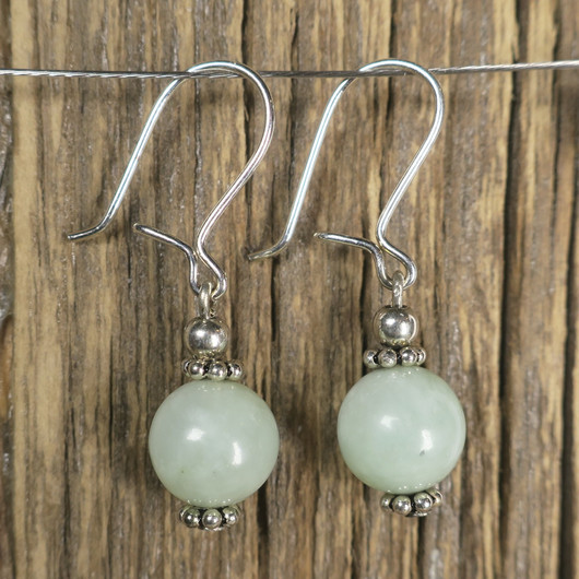 Korvakorut vaaleanvihreä jade 8mm JA1