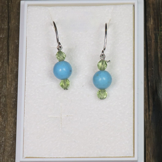 Korvakorut peridootti ja turkoosivärjätty magnesiitti Olive8