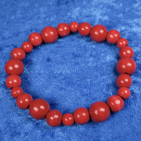 Rannekoru joulunpunaisia puuhelmiä