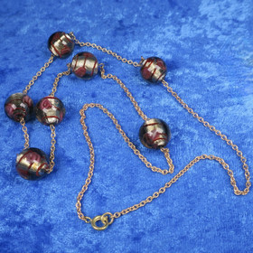 Kaulahelmet  lasihelmiä  pronssiketjussa 60cm