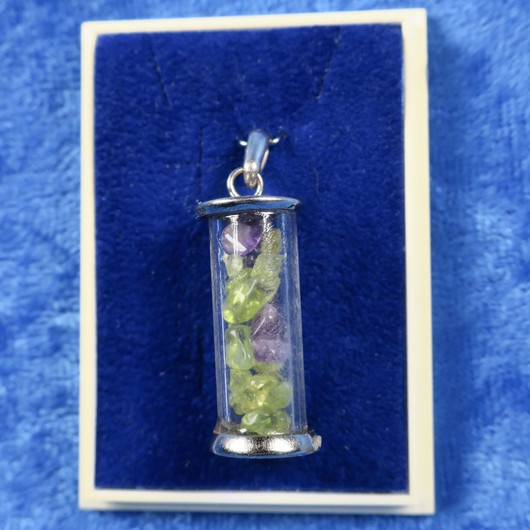 Riipus peridoottia ja ametistia putkilossa