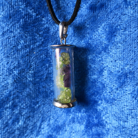 Riipus peridoottia ja ametistia putkilossa