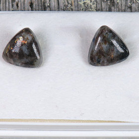 Klipsikorvakorut astrofylliitti kolmio C