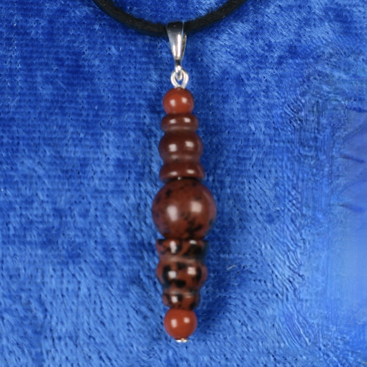 Riipus mahonkiobsidiaani ja punainen jaspis M