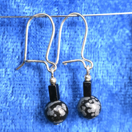 Korvakorut lumihiutaleobsidiaani ja hematiitti