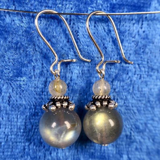 Korvakorut labradoriitti 10mm, 4mm, hopeakukka SYLVI3