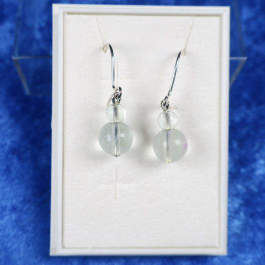 Korvakorut fluoriitti vaaleanvihreä 8mm ja 4mm. 84