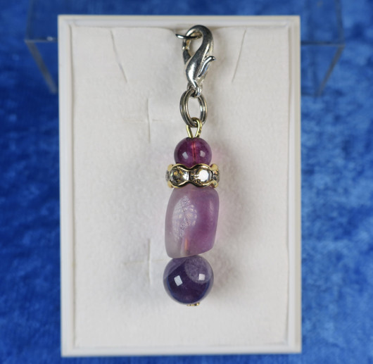 Riipus fluoriitit ja ametisti zirkonikoristein, lukolla. FIIA1