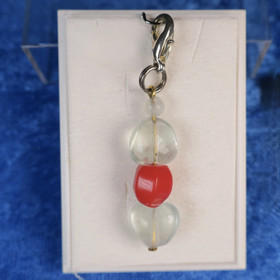 Riipus fluoriitti sydämet ja koralli lukolla. FIIA2