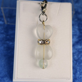 Riipus fluoriitti sydämet zirkonikoristein lukolla. FIIA3