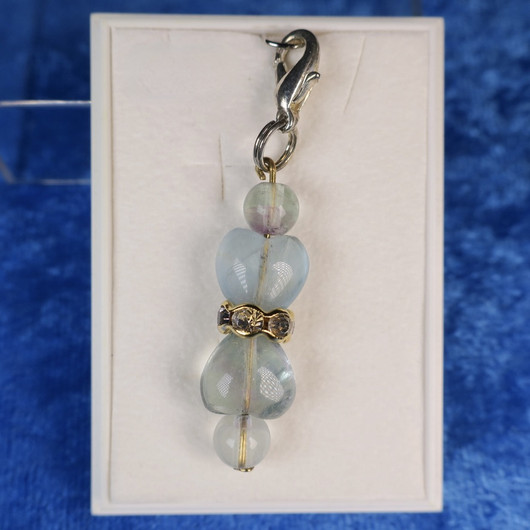 Riipus fluoriitti sydämet zirkonikoristein lukolla. FIIA4