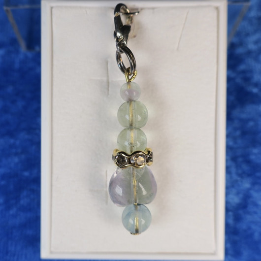 Riipus fluoriitti sydämet zirkonikoristein lukolla. FIIA5