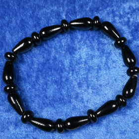 Rannekoru musta onyksi pisara. Aada