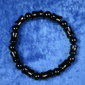 Rannekoru musta onyksi. Aune