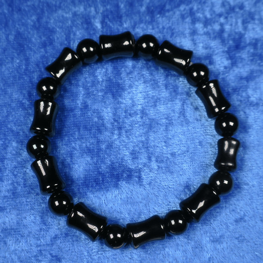 Rannekoru musta onyksi. Aune