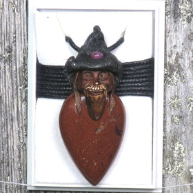 Riipus punainen jaspis piksihahmo, rubiini hatussaan. JAPI8