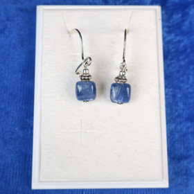 Korvakorut kyaniitti nelikulmainen ja hopeakukat M