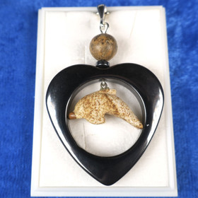 Riipus maisemajaspisdelfiini hematiittisydämessä C