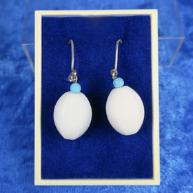 Korvakorut lumikvartsi ja magnesiitti. Riitu2