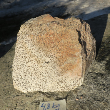Kirjomaasälpä raaka 4,8kg  21x17x13cm Suomi Tammela Hi134