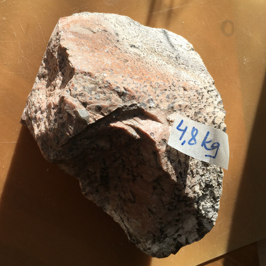 Kirjomaasälpä raaka 4,8kg  21x17x13cm Suomi Tammela Hi134