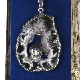 Riipus akaattisiivu, jonka keskellä ametistikide nro AKAM84