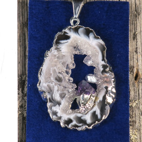 Riipus akaattisiivu, jonka keskellä ametistikide nro AKAM85