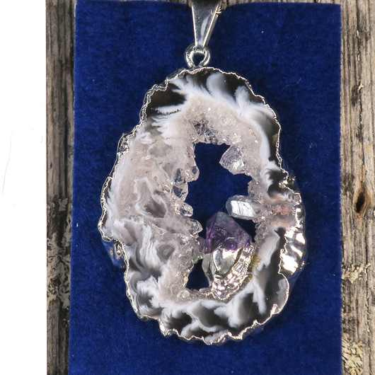 Riipus akaattisiivu, jonka keskellä ametistikide nro AKAM85