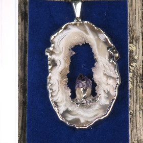 Riipus akaattisiivu, jonka keskellä ametistikide nro AKAM50