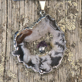 Riipus akaattisiivu, jonka keskellä ametistikide nro AKAM45