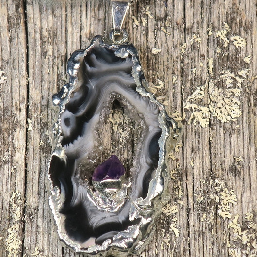 Riipus akaattisiivu, jonka keskellä ametistikide nro AKAM42