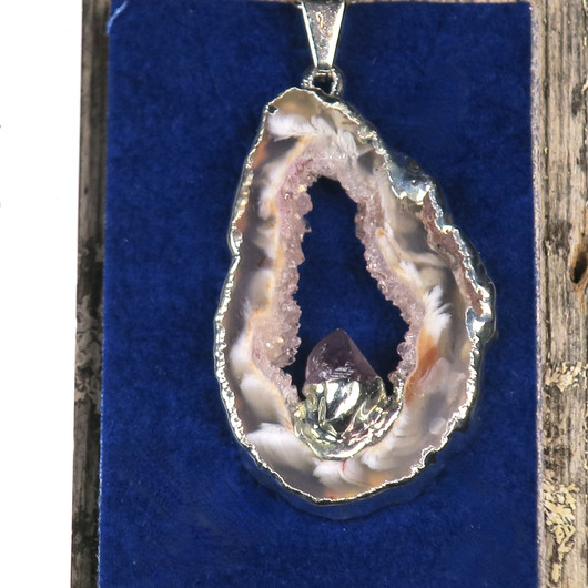 Riipus akaattisiivu, jonka keskellä ametistikide nro AKAM41