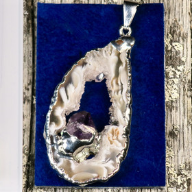 Riipus akaattisiivu, jonka keskellä ametistikide nro AKAM37