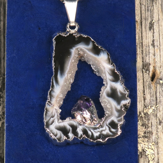 Riipus akaattisiivu, jonka keskellä ametistikide nro AKAM36