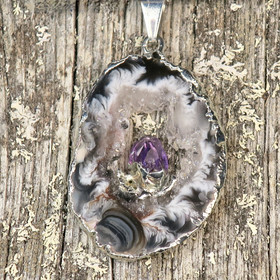 Riipus akaattisiivu, jonka keskellä ametistikide nro AKAM32