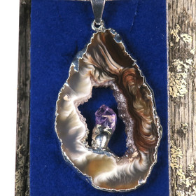 Riipus akaattisiivu, jonka keskellä ametistikide nro AKAM31