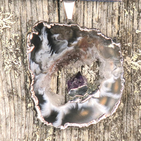 Riipus akaattisiivu, jonka keskellä ametistikide nro AKAM30