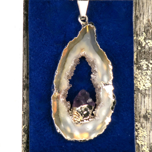 Riipus akaattisiivu, jonka keskellä ametistikide nro AKAM29