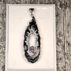 Riipus akaattisiivu, jonka keskellä ametistikide  AKAM1 isompi koko