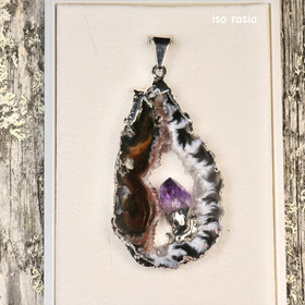 Riipus akaattisiivu, jonka keskellä ametistikide  AKAM2 isompi koko