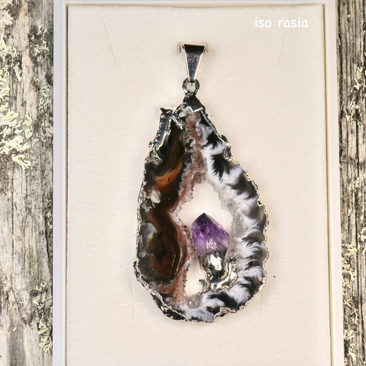 Riipus akaattisiivu, jonka keskellä ametistikide  AKAM2 isompi koko