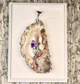 Riipus akaattisiivu, jonka keskellä ametistikide  AKAM3 isompi koko