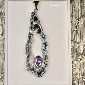 Riipus akaattisiivu, jonka keskellä ametistikide  AKAM4 isompi koko