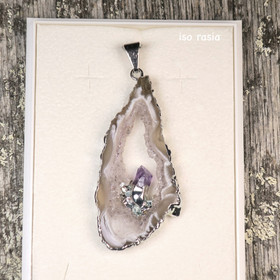 Riipus akaattisiivu, jonka keskellä ametistikide  AKAM5 isompi koko